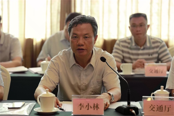 自治区交通运输厅副厅长李小林主持会议。.jpg
