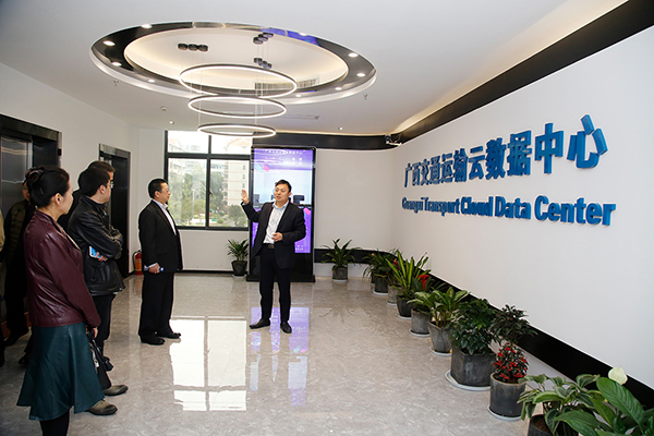 3-王长海向来访的领导专家学者介绍广西交通运输云数据中心一期建设成果.jpg