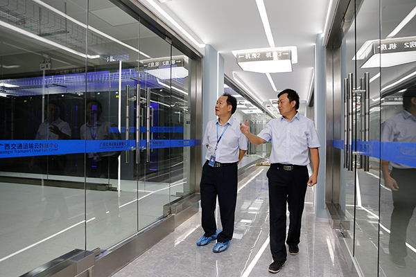 1王长海向周铮董事长介绍广西交通运输云数据中心一期建设成果.jpg