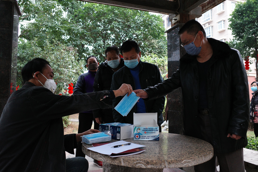 2月2日，在逸园小区向离退休职工发放口罩 (1).jpg