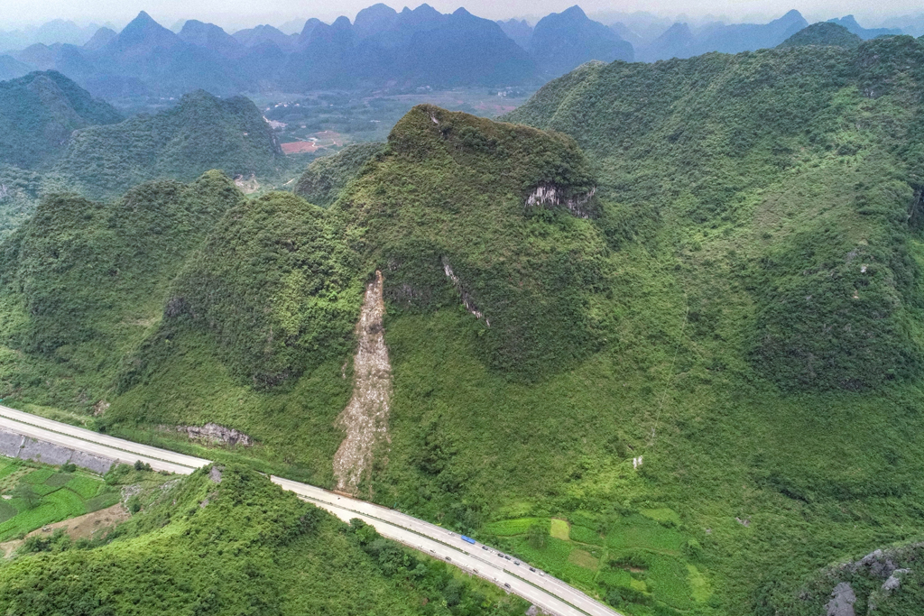 1591264277987106.jpg (滑坡地点鸟瞰图).jpg