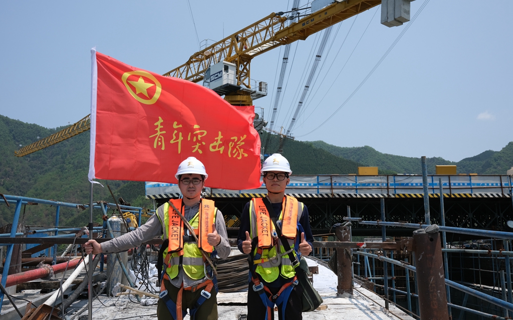 5青年突击队旗帜飘扬在大桥建设现场。.jpeg